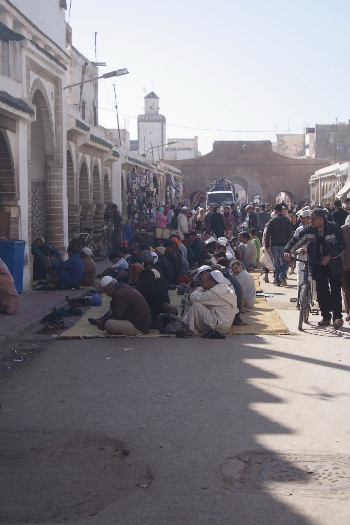 21-Praying in front of the Great mosque.jpg - Praying in front of the Great mosque